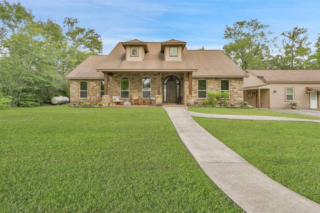 Welcome home to 9948 Roda Dr