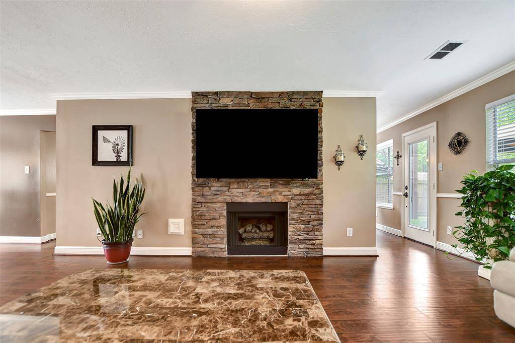 The TV can also be moved to the left of the beautiful stone fireplace (see plugs behind the plant).