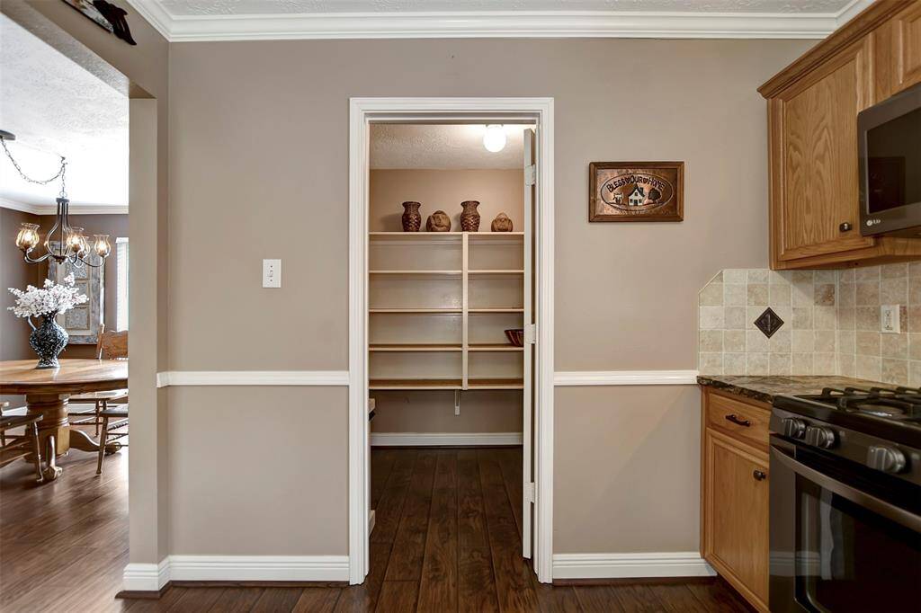 The door leads to a 9.6x5.6 pantry with built-in shelves.