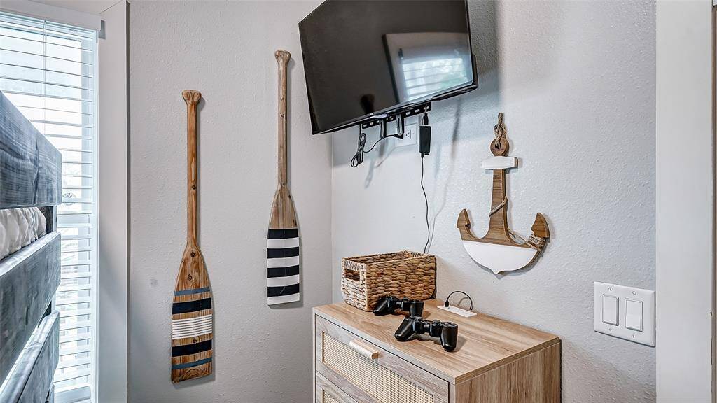 Such cute nautical decor!