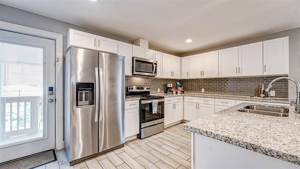 Lots of kitchen cabinet storage for entertaining at the beach!