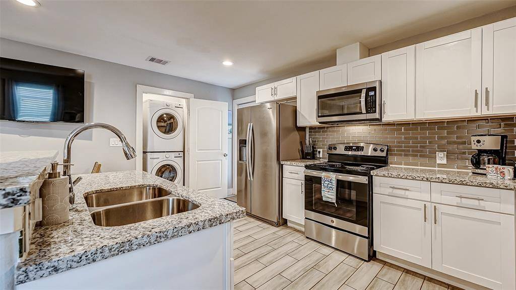 Beautiful kitchen with room for all your meals and memories at the beach!