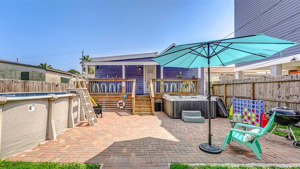 Nice patio for entertaining!