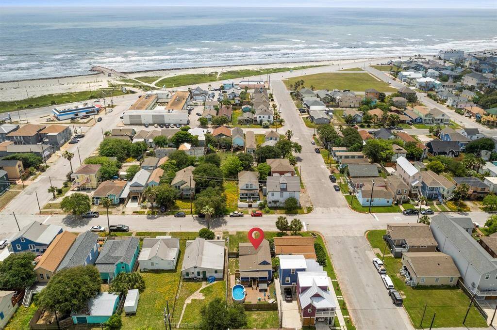 A short two minute walk to toes in sand! Two blocks from Piretto Beach!