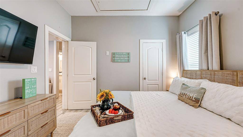 Such a lovely room with TV!