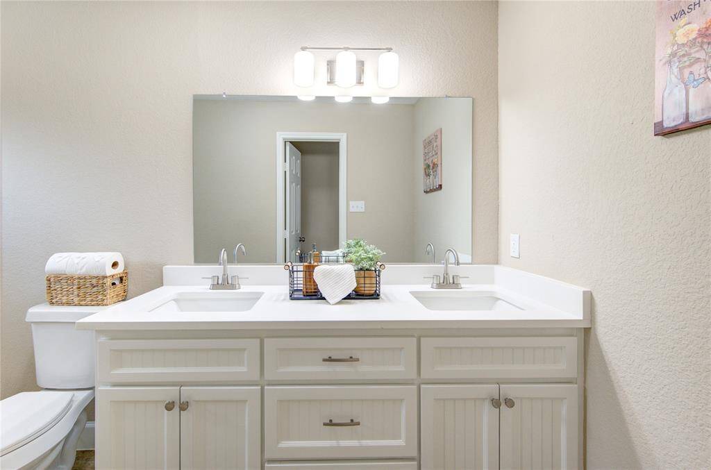 Another view of the guest bath.