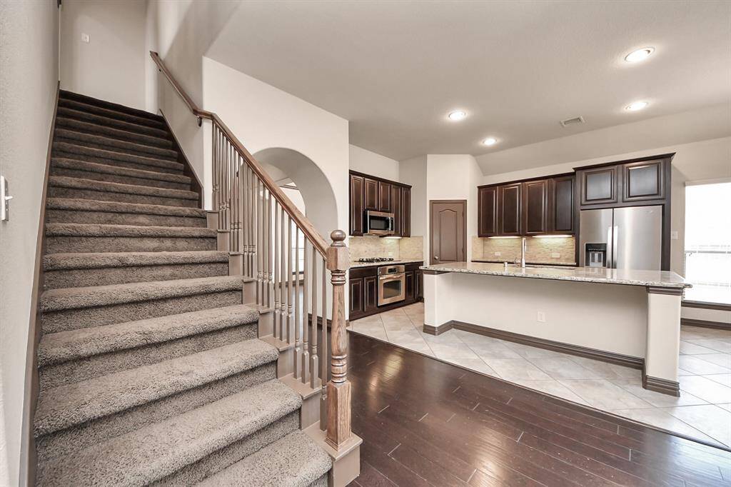 The perfect blend of space and comfort—ideal for large furniture, reading nooks, or a sitting area.