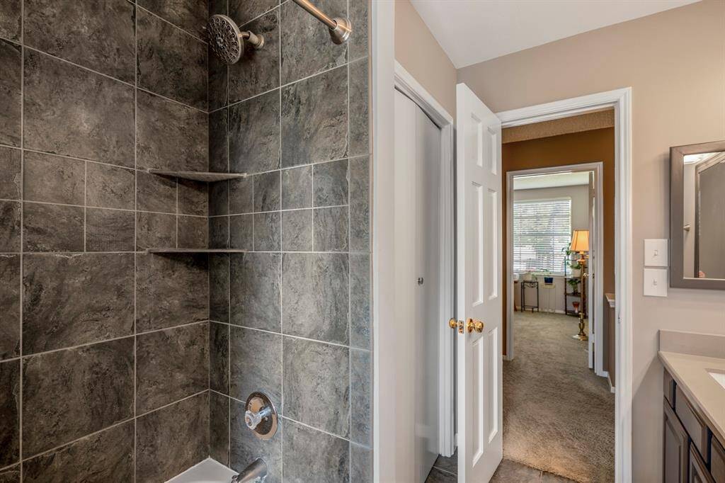 Updated secondary bathtub and shower.