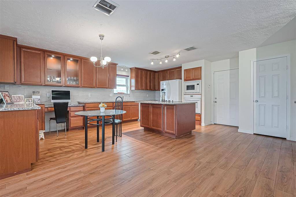 Open Kitchen and breakfast area