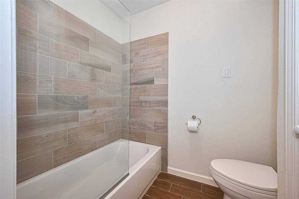 Second bath with tub/shower downstairs