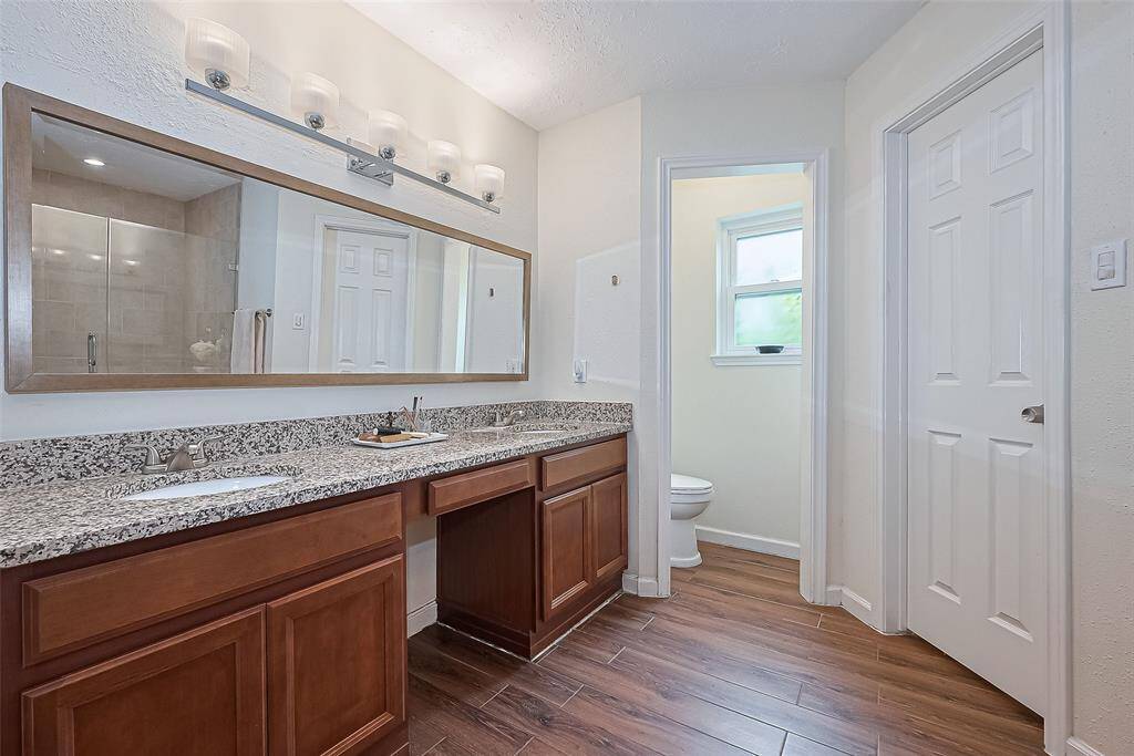 Primary bedroom with 2 sinks