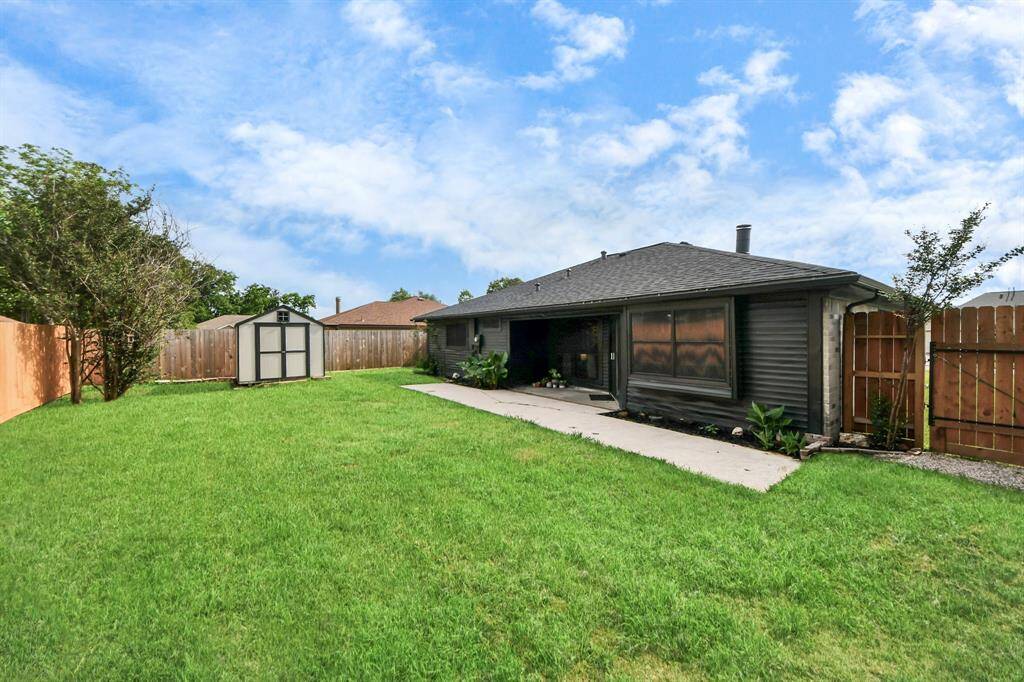 Enjoy your own garden in this backyard!
