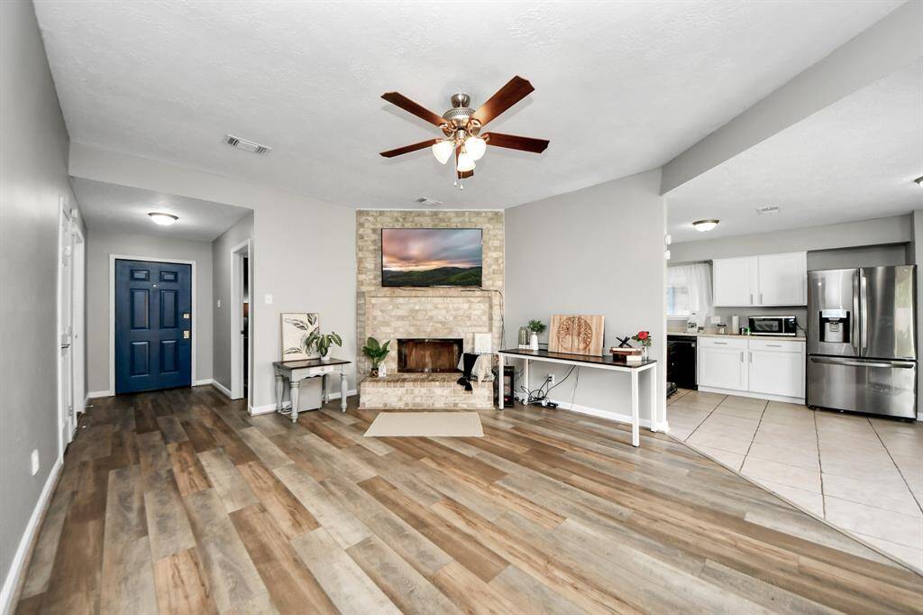 Sit back, relax, read a book or watch TV in your cozy livingroom.