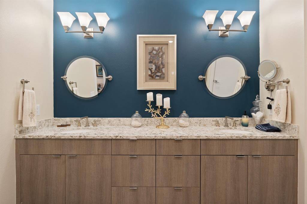 Double sinks in primary bath.