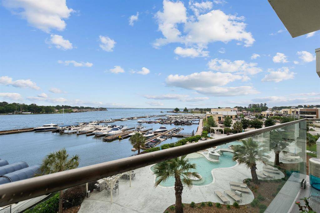 Straight up the lake, great building location on 3rd floor.