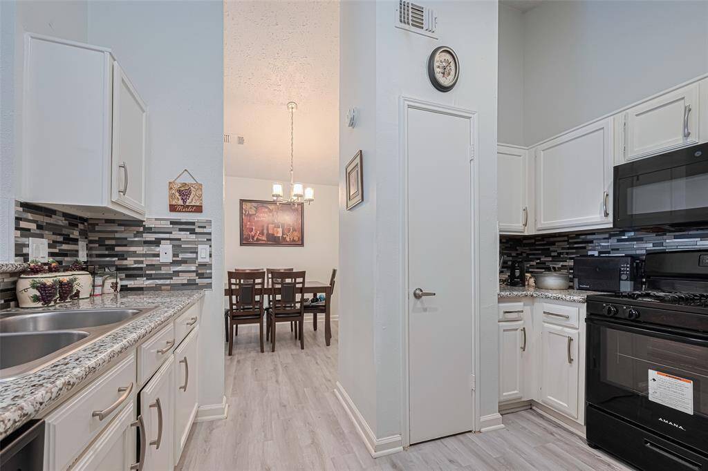 Perfectly equipped kitchen with high end finishes and appliances (on wall opposite pantry not pictured)