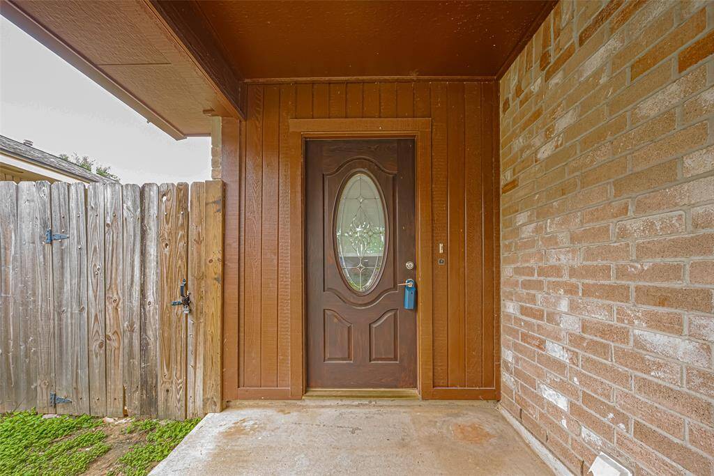 Nice covered entry for guests.