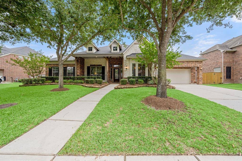 Welcome home! Rare one-story home on a premium lake lot in Dove Manor of Gleannloch Farms.
