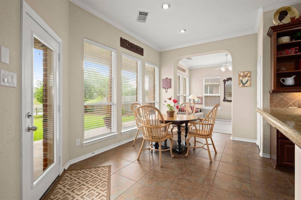 Fantastic natural light in the breakfast room