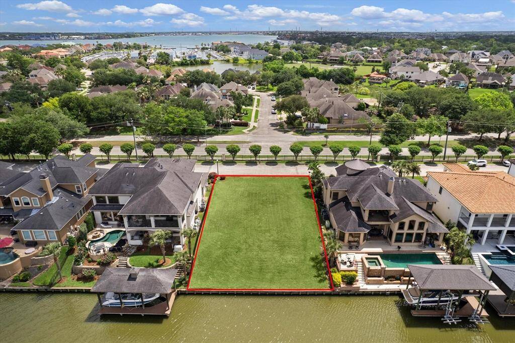 Build your dream custom home pool and boathouse on one of the last remaining lots in the exclusive gated community of Casa Marina De Sol. The location allows quick access to Clear Lake, Galveston Bay and The Gulf from the private canal.