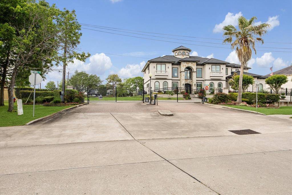 Casa Marina Del Sol , a luxury gated community featuring parks, hiking and biking trails. Do not miss the opportunity to own one of the last remaining lots in this exclusive community.
