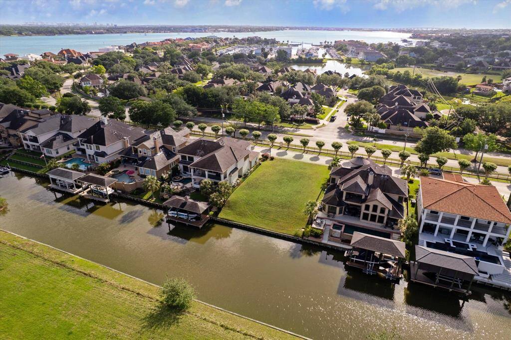 Quick access to Clear Lake, Galveston Bay and the Gulf. Marina Del Sol Harbor, South Shore Harbor, shopping and fine dining nearby.