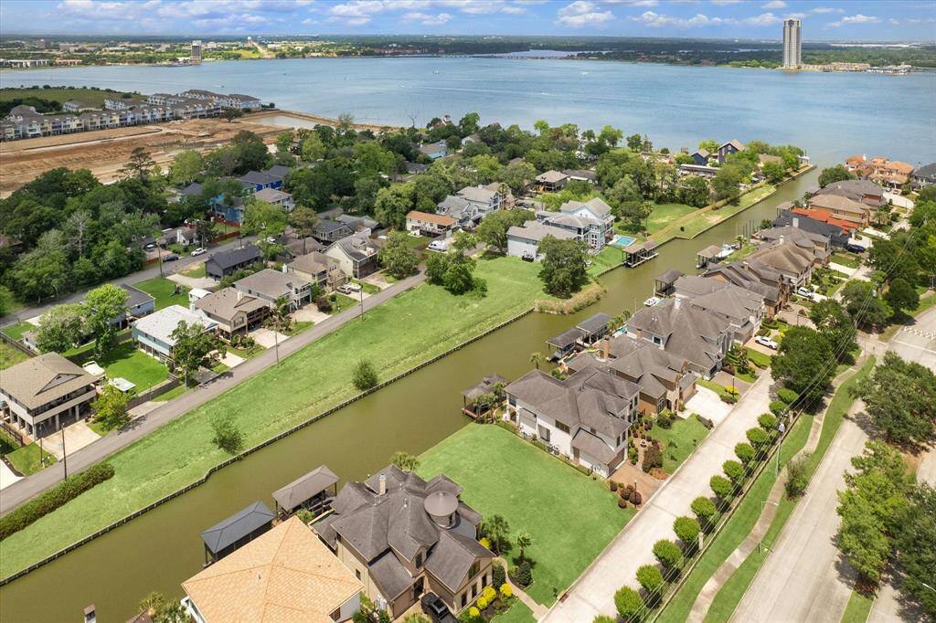 Easy access to Clear Lake, Galveston Bay and the Gulf.
