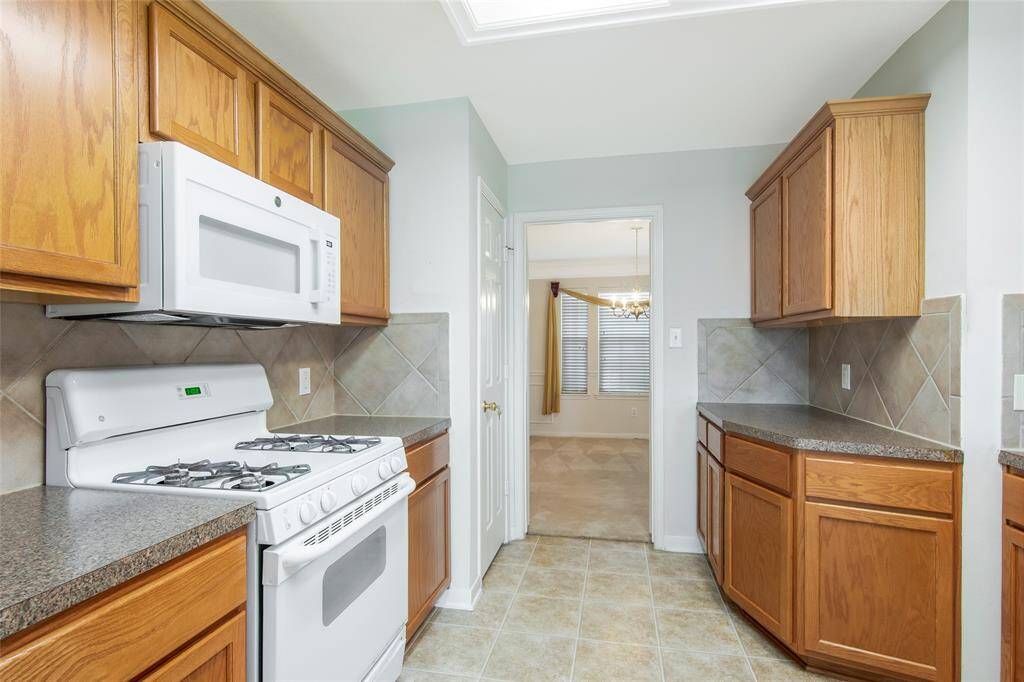 Kitchen has lots of cabinets!