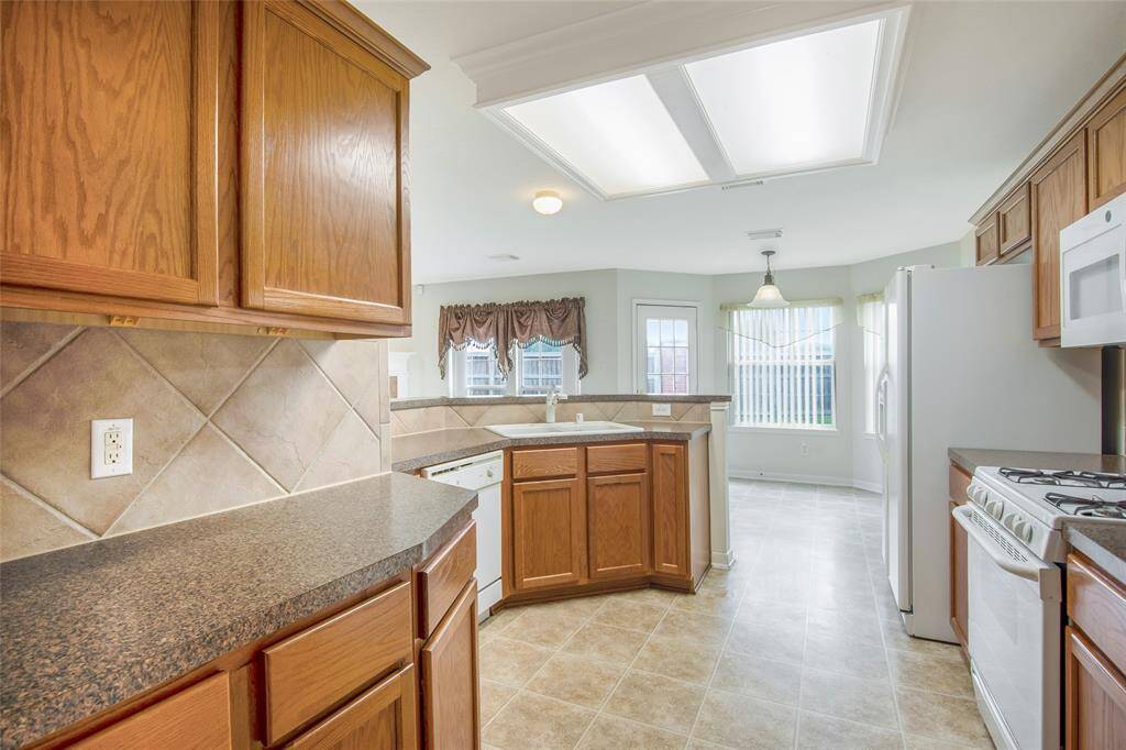 Kitchen with plenty of workspace!