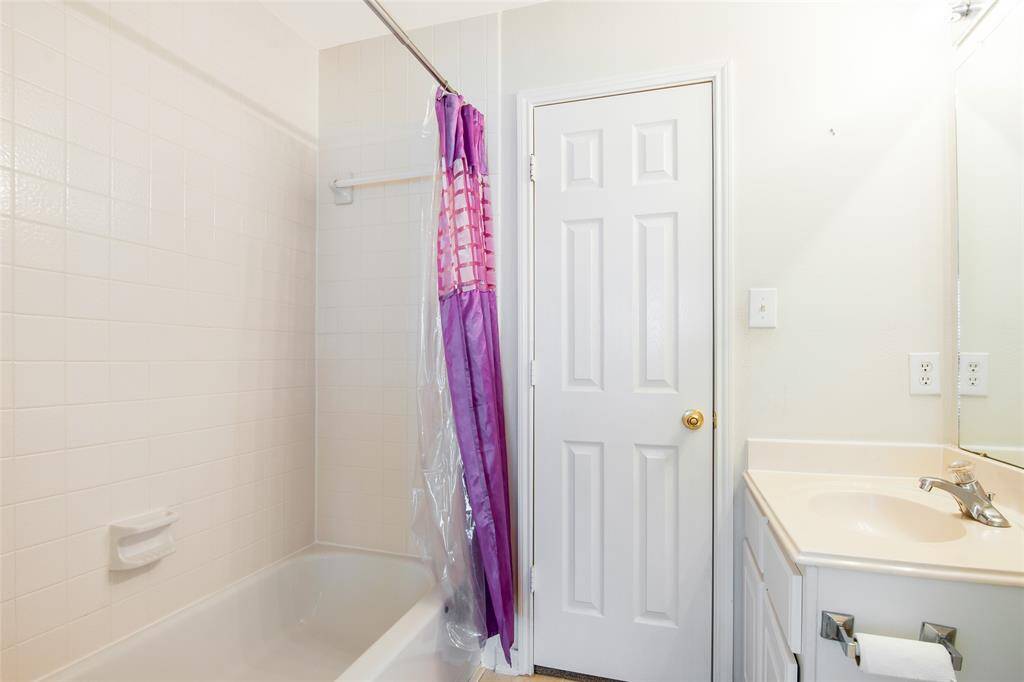 Guest Bathroom with Tub/Shower Combo!