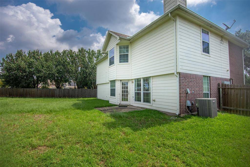 Large Bsckyard ... Plenty of room for kids and pets!