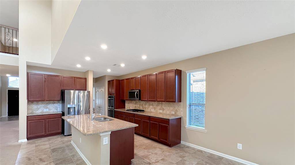Gas stovetop and spacious kitchen!