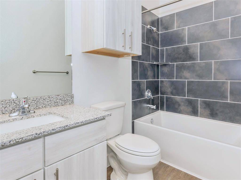 Secondary bathroom with tub/shower combo