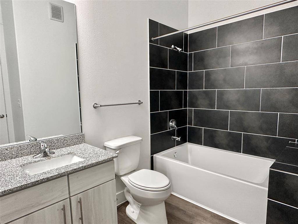 Secondary bathroom with tub/shower combo