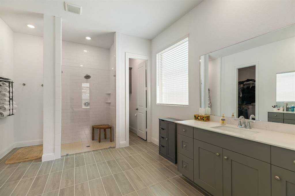Primary bath room with super shower