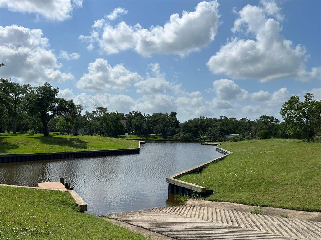 Here's another view of the boat ramp. What a pretty place to be!