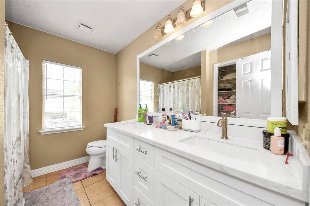 Secondary bathroom on second floor