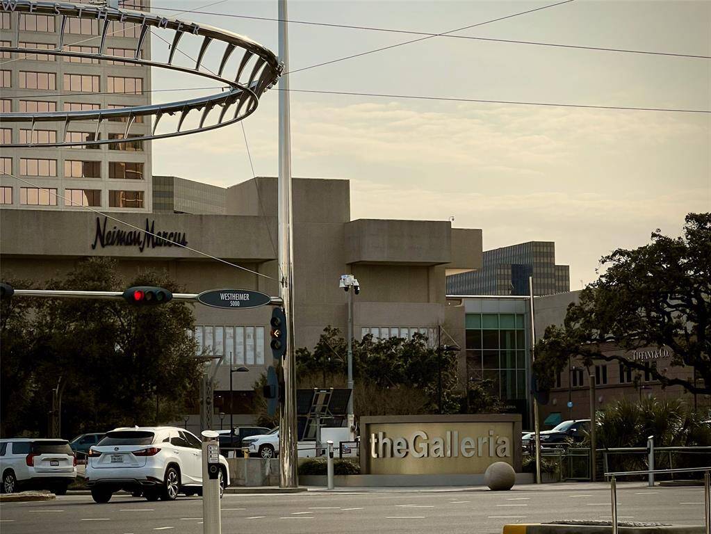 Galleria mall & uptown park only minutes for lots shopping & fine dining.
