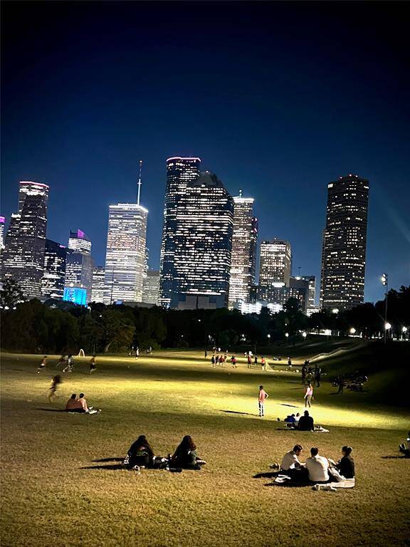 Downtown Houston & Elenor Tinsley park also just minutes away.