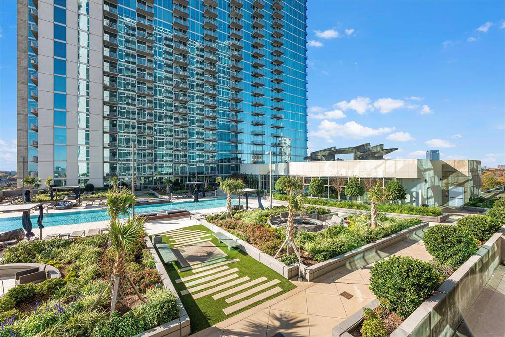 Beyond the sparkling water, the vista stretches to the city skyline and distant horizon