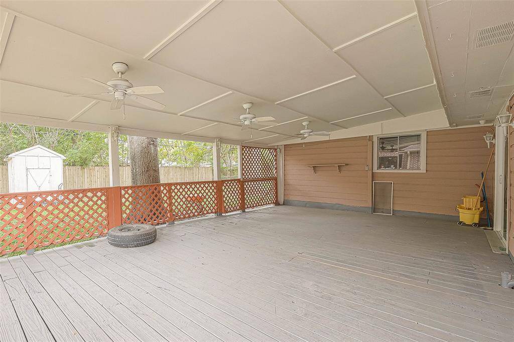 Look at this huge covered deck already set so you watch your favorite sports and entertain guest.