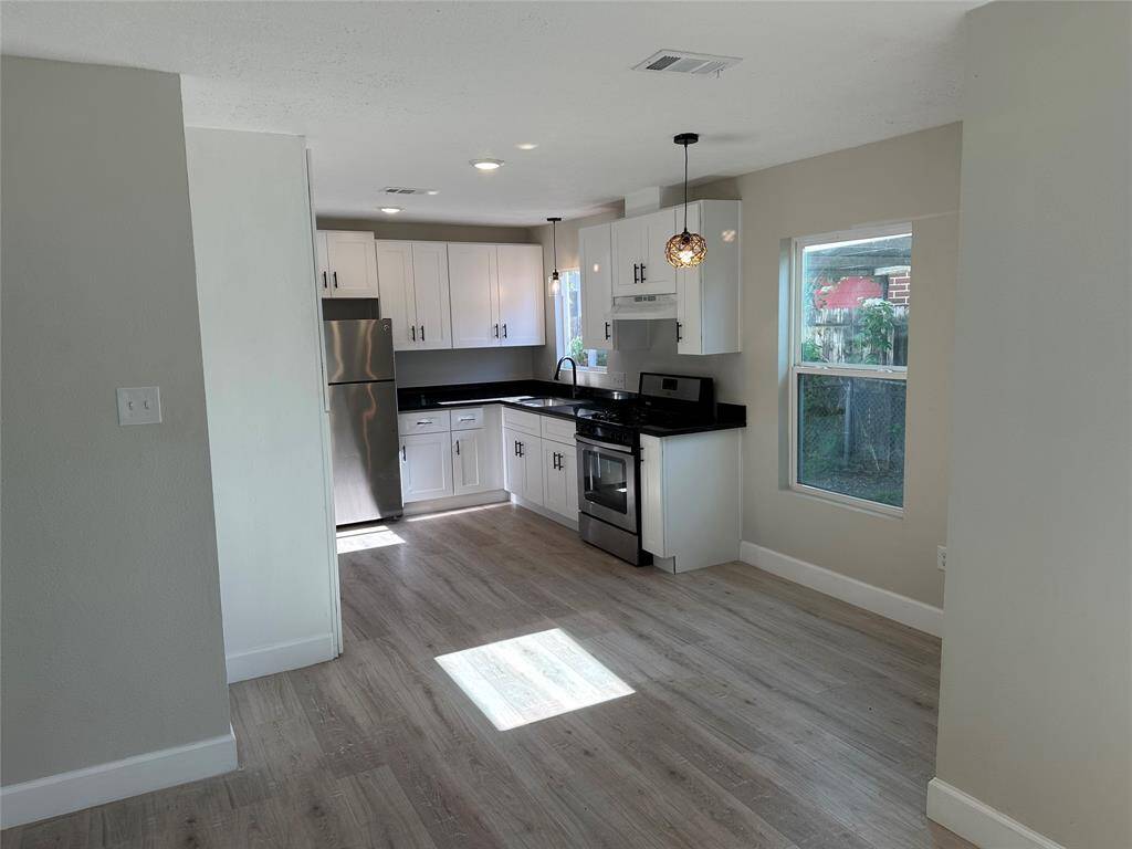 Kitchen and breakfast area