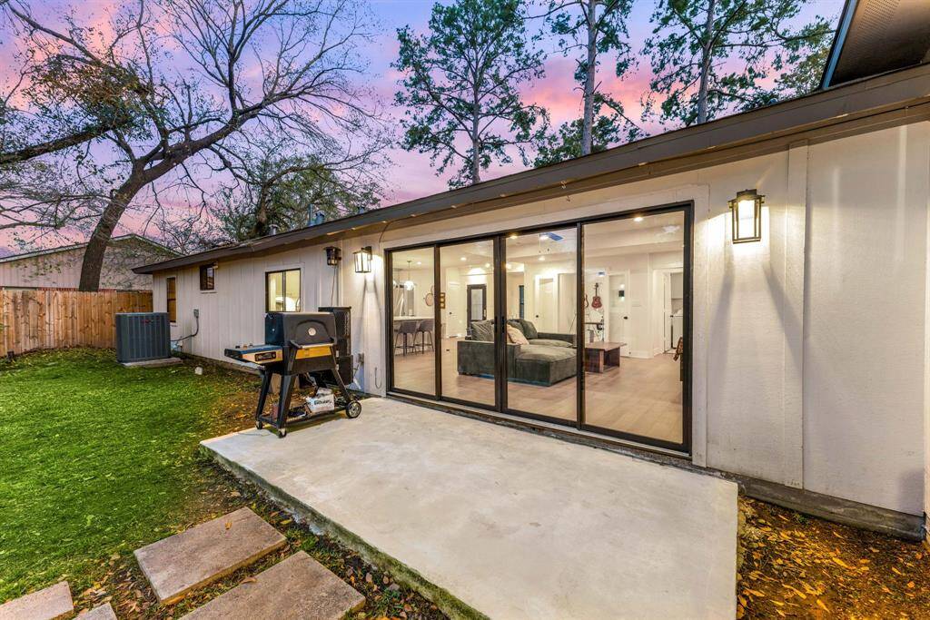Come and see this spacious backyard with its beautiful paved walkway. There is plenty of room for the kids to play and adults to relax! Perfect for your outdoor living space, patio furniture, bbq pit, and so much more. The possibilities are endless!