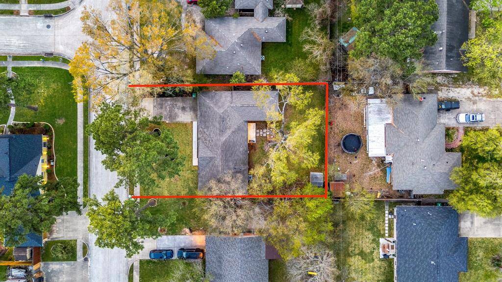 This home sits on a large lot with ample yard space in front and the back, lush landscaping and a well-maintained yard. Plenty of space to accommodate guest parking and situated on a quiet street in the Springwood Oaks community.