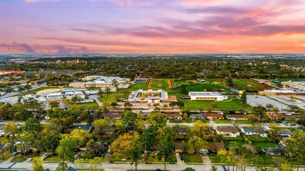 An impressive perspective revealing the property’s close proximity resturants, shopping centers, and schools. Just minutes away from Memorial City mall, City Centre and the Energy Corridor offering both convenience and lifestyle appeal.