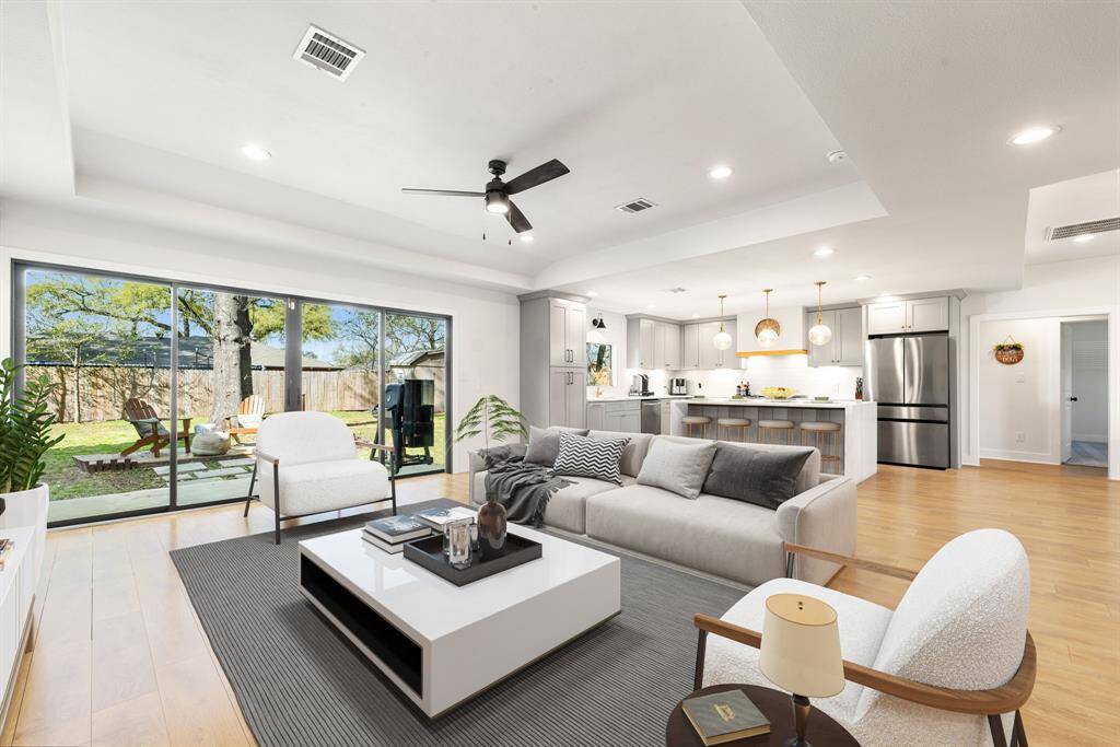 Gather the family and guests together in your lovely living room! Featuring soaring high ceilings, recessed lighting, dark stained ceiling fan, custom paint, gorgeous wood style floors and large windows that provide plenty of natural lighting throughout the day. *Virtually Staged