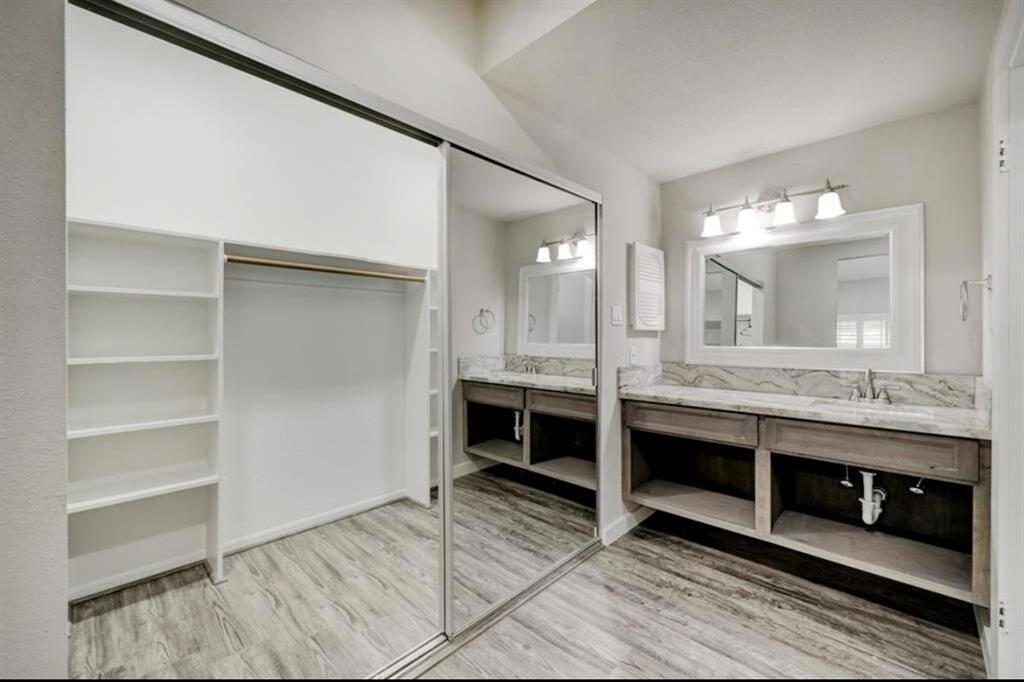 Walk-in closet & vanity