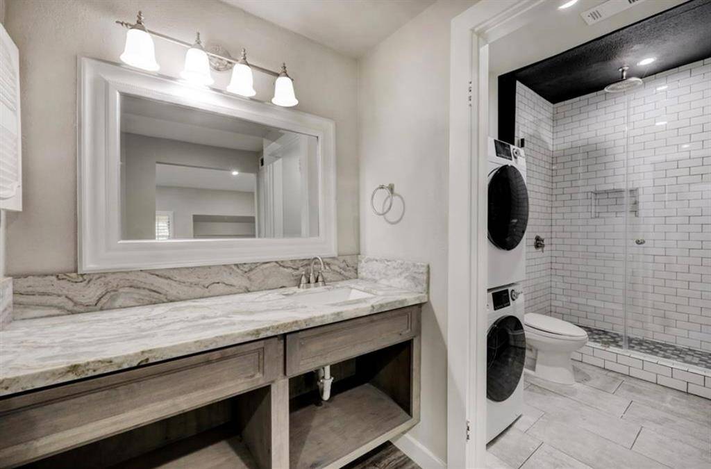 Primary bathroom room & washer & dryer