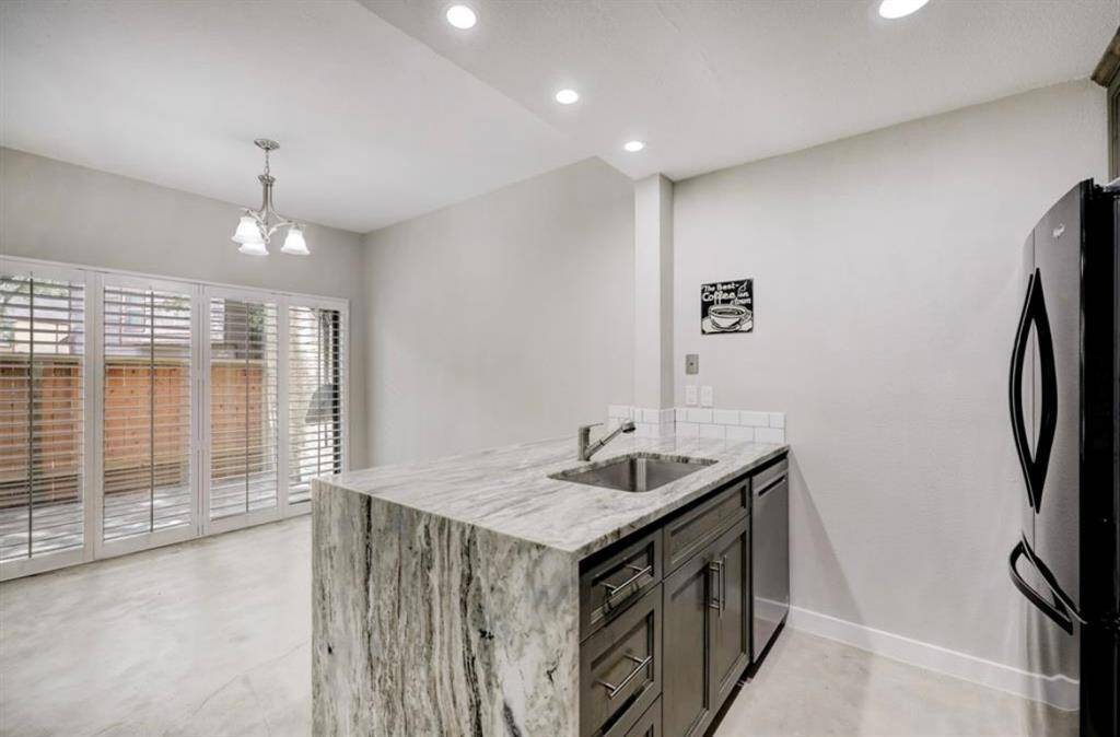 Kitchen & dining area