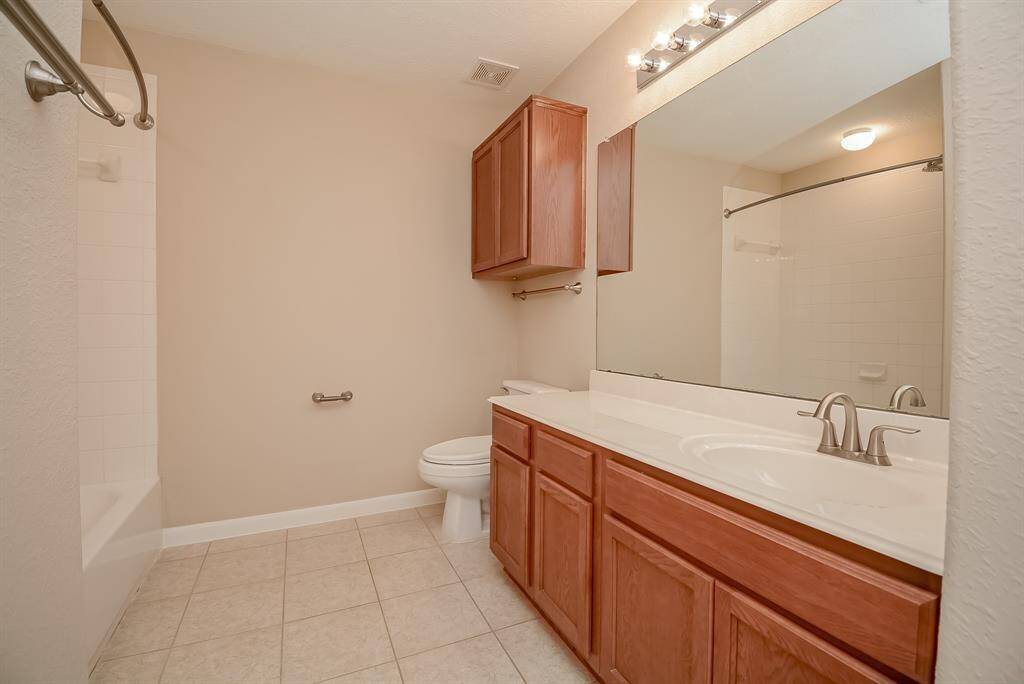 Secondary full bathroom in hallway of second floor
